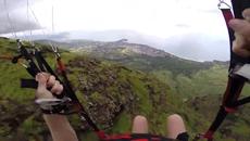 Парапланеризъм между сградите - Videoclip.bg