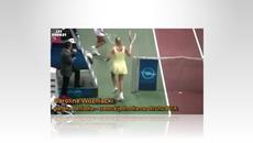 Голям Смях ! Caroline Wozniacki танцува на тенис корта - Videoclip.bg