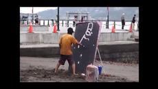 Уличен художник рисува портрет на Bruce Lee - Videoclip.bg