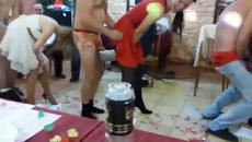 Много Смешна Руска Сватбена Игра, Изтъркай моркова си в рендето на мацето - Videoclip.bg