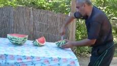 Ето как се нарязва сервира диня - Videoclip.bg