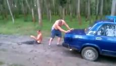 Пиян руснак се опитва да бута кола - Videoclip.bg