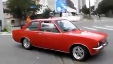 Как той разби лъскавото си ретро Chevy  само за три секунди! - Videoclip.bg