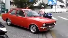 Бързаше и си разби лъскавото ретро " Chevy " за три секунди! - Videoclip.bg
