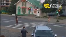 Това е в Русия! Така става като се загледаш по голи какички - Videoclip.bg