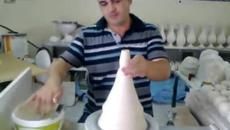 Майстор на керамика сътворява от парче глина перфектна изработка на красота - Videoclip.bg