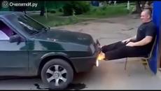 Луд руснак срещу автомобил ... Така тренрат в Русия - Videoclip.bg