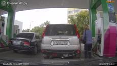 Може ли толкова разсеяност ...да наливаш бензин в чуждата кола на бензиностанция..Смях! - Videoclip.bg