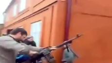 Баща стреля с картечница в небето, по случай първия учебен ден на синът му - Videoclip.bg
