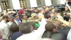 В Русия не се шегуват !... Потресаващо Видео! Протестиращи изхвърлят депутат в кофа за боклук - Videoclip.bg