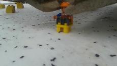 Супер забавно видео - Багерист си строи лего с багера си с конструктор Лего Legos - Videoclip.bg