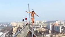 Руснаци на разходка по високи сгради ..вървят само докато спят! Не опитвайте това - Videoclip.bg