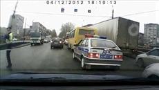 Спазвай правилата за движение - Ето как е в ръцете на полицай по време на нарушение - Videoclip.bg