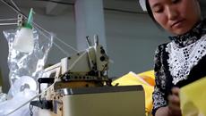 Защитни костюми против Е Б О Л А се произвеждат в Китай - Videoclip.bg