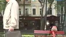 Скрита Камера ! Момиче привлича мъжките погледи - Videoclip.bg