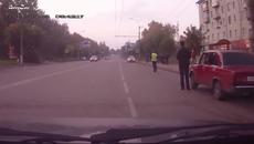 Полицай Принуждава Цивилна Кола Да Се Включи В Преследване - Videoclip.bg