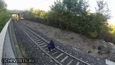Лудак ляга на релсите и влака минава над него - Videoclip.bg