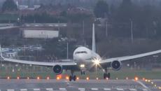 Пилотът на Boeing 767 го приземява успешно на пистата въпреки ураганен вятър!