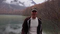 Интересен звук при хвърлянето на камъчета в реката - Videoclip.bg