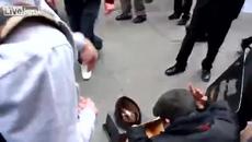Анонимни помагат на просяк да събере пари - Videoclip.bg