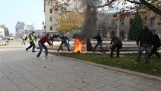 Момиче се самозапали пред президентството днес в София 3.11.2014 - Videoclip.bg