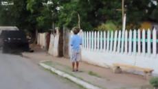 Потресаващо видео ! Мъж, който не си е подстригвал и мил косата 40 години! - Videoclip.bg
