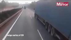 Наркоман с Порше се врязва в тир, тирът го влачи 10км без да усети - Videoclip.bg