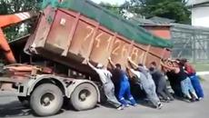 Руснаци показват щура технология за работа в екип в труден момент,смях - Videoclip.bg