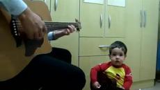 Баща свири е пее със сина си Beatles ....прекрасно е!!! - Videoclip.bg