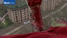 Опасен номер върху въже! - Videoclip.bg