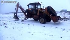 Ето така се кара багер без една гума в зимно време !! - Videoclip.bg