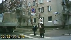 Ето как майка пресича с децата си пешеходна пътека в Русия , смях - Videoclip.bg