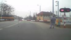 Охраняем Ж П прелез който смъртно заблуждава шофьори и пешеходци ! - Videoclip.bg