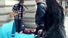 Мъже артистично свирят на улицата с китари направени от метла и лопата! - Videoclip.bg
