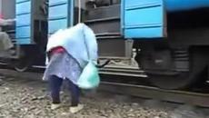 Само в Русия е възможно така да се качиш на влака - Videoclip.bg