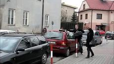 Мъже не се разсейвайте когато сте с жена на улицата ,смях - Videoclip.bg