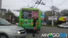 Руска ватманка опъва жартиерите на тролей - Videoclip.bg