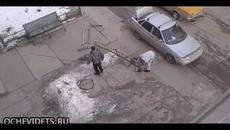 Луди руснаци режат ограда за да паркират автомобил - Videoclip.bg