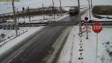 Камера заснема ужасна катастрофа с камион на Ж П прелез с участието на два влака! - Videoclip.bg