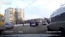 Дете Пада От Движещ Се Автомобил! - Videoclip.bg