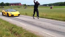 Лудак прескача Lamborghini движещо се със 130 км/ч - Videoclip.bg