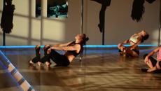 Сески мацки тренират яко в pole dance - Videoclip.bg