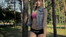 Готини мацки яко данс New Twerk сред природата гората! - Videoclip.bg