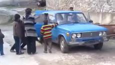 Роми вкарват магаре в Лада - Videoclip.bg