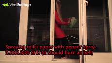 Момиче прави шега на приятеля си с лютив спрей на тоалетната хартия - Videoclip.bg