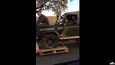 Смях.. когато няма резервно колело и палетна количка върши работа - Videoclip.bg