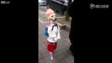 Най-сладкото видео!!! Куче облечено като като малко момиченце върви по улицата и се радва - Videoclip.bg