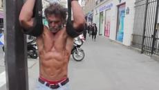 Мотивиращо видео! Бездомник тренира на улицата - Videoclip.bg