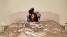 Премиера » Ariana Grande - Santa Tell Me - Videoclip.bg