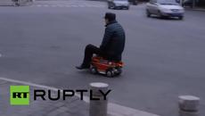 Най-малката кола в света! Дали всеки би се с правил в трафика с такава кола! - Videoclip.bg